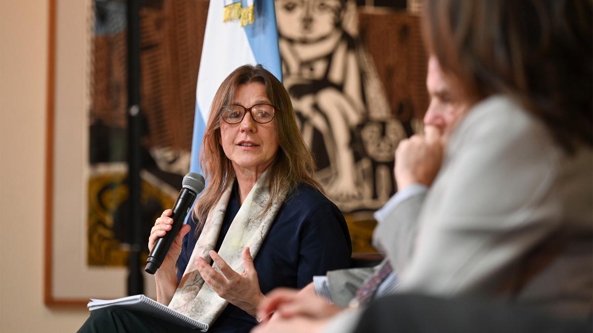 La Presidenta de la Agencia Argentina de Cooperacin Internacional y Asistencia HumanitariaCascos Blancos Aciah acompa a Cafiero en la presentacin Foto Leo Vaca