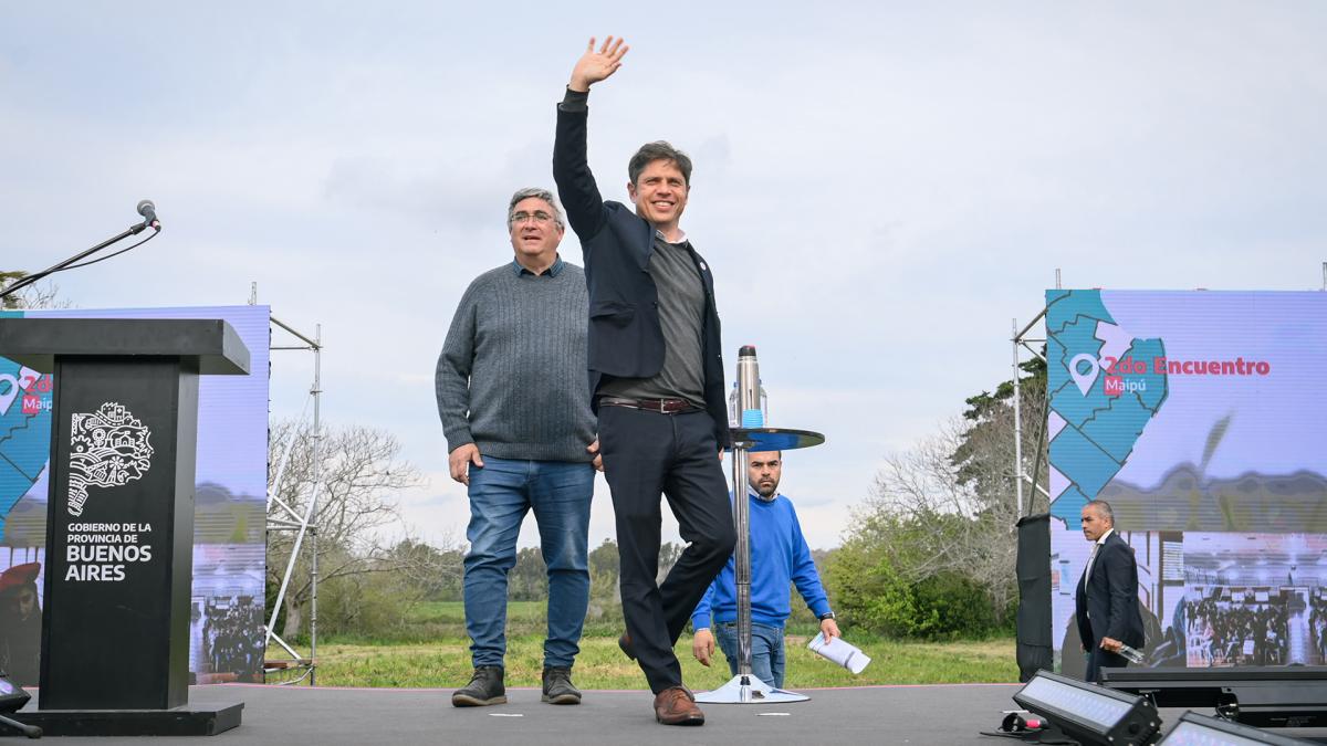 Kicillof junto al ministro de Desarrollo Agrario bonaerense Javier Rodrguez cierra el acto en Gorina Foto Prensa GPBA