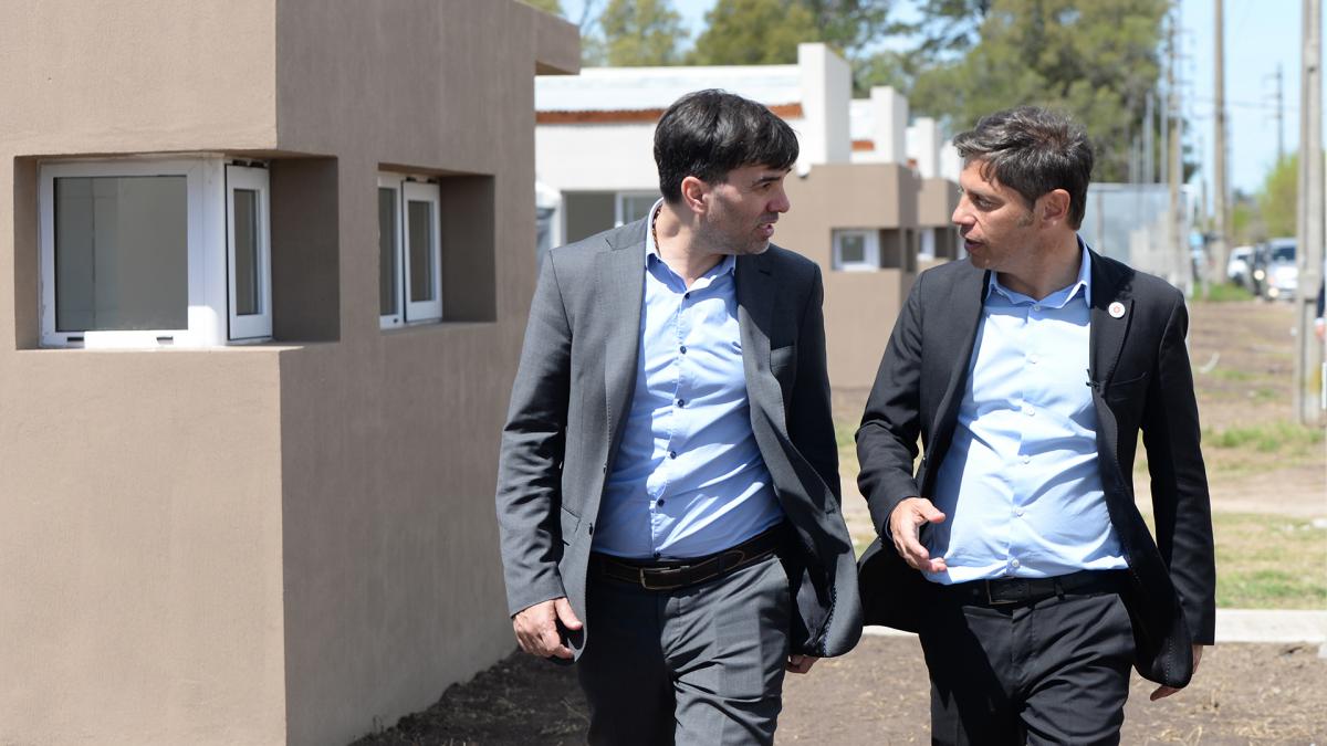 El intendente de Castelli Francisco Echarren y el gobernador Kicillof Foto Prensa