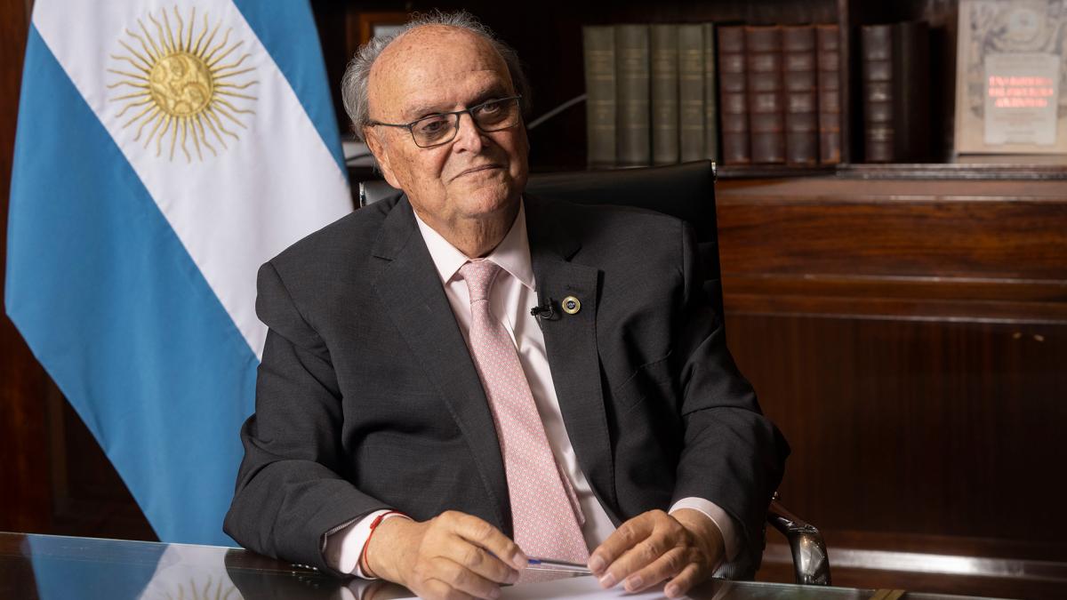 De Mendiguren tambin particip del almuerzo Foto Pepe Mateos 