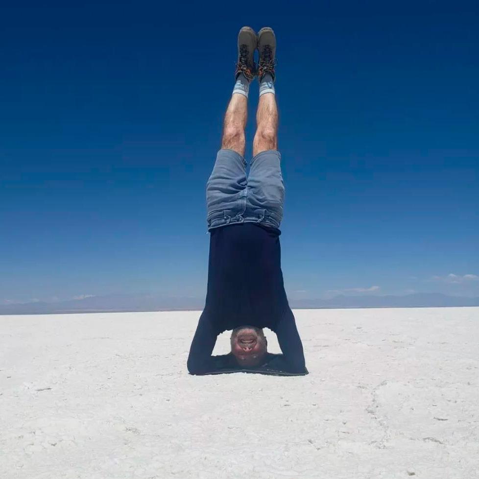 Sirsasana o Parada de cabeza en el Salar de Uyuni BoliviaFoto IG