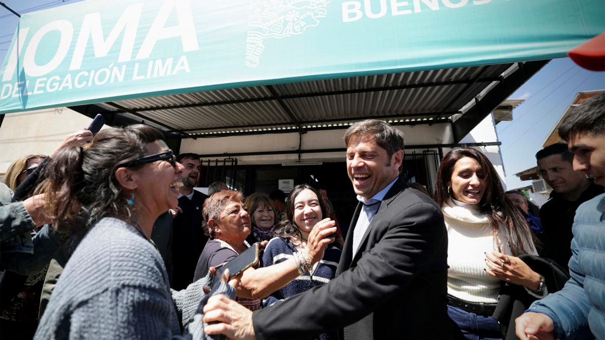 El gobernador visit junto a la diputada Agustina Propato la sede del IOMA en la ciudad de Lima Foto Gob Pcia de Buenos Aires