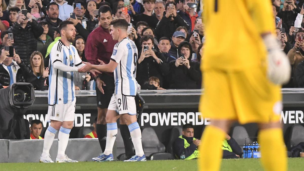 Messi o lvarez la nica duda hasta el momento de cara al duelo con Per Foto Alfredo Luna