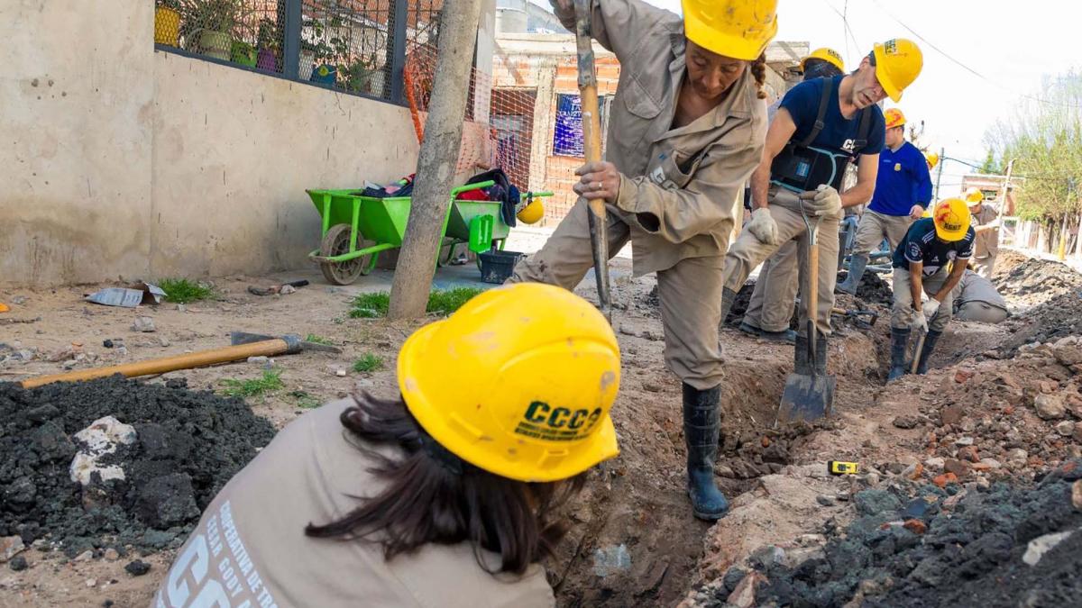 Trabajadores del Programa Agua Trabajo y Cloaca Trabajo y Vinculaciones protestan en AySA Foto Prensa