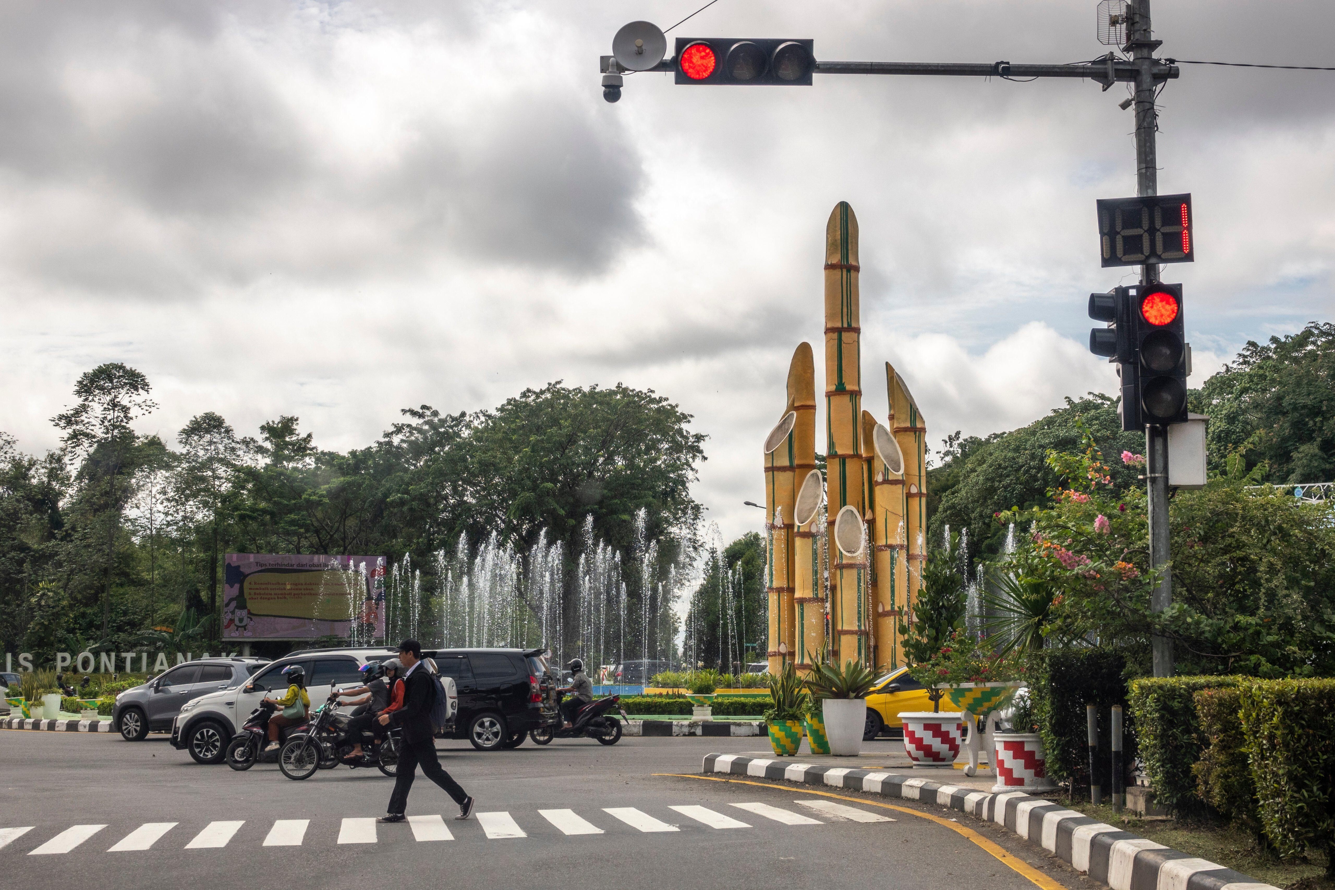 Imagínense, en lugar de una escultura rodeada por los tranquilos paisajes de Pontianak, un fantasma gigante.