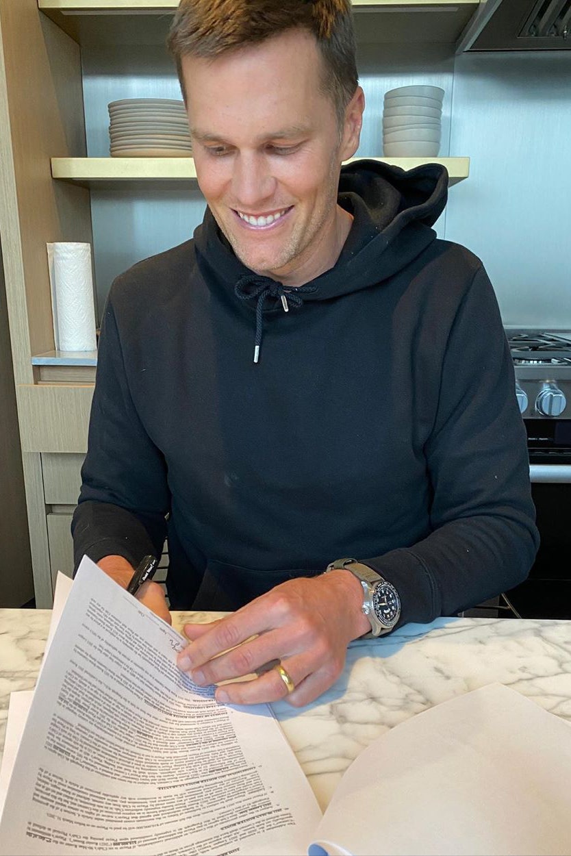 Tom brady firmando un contrato