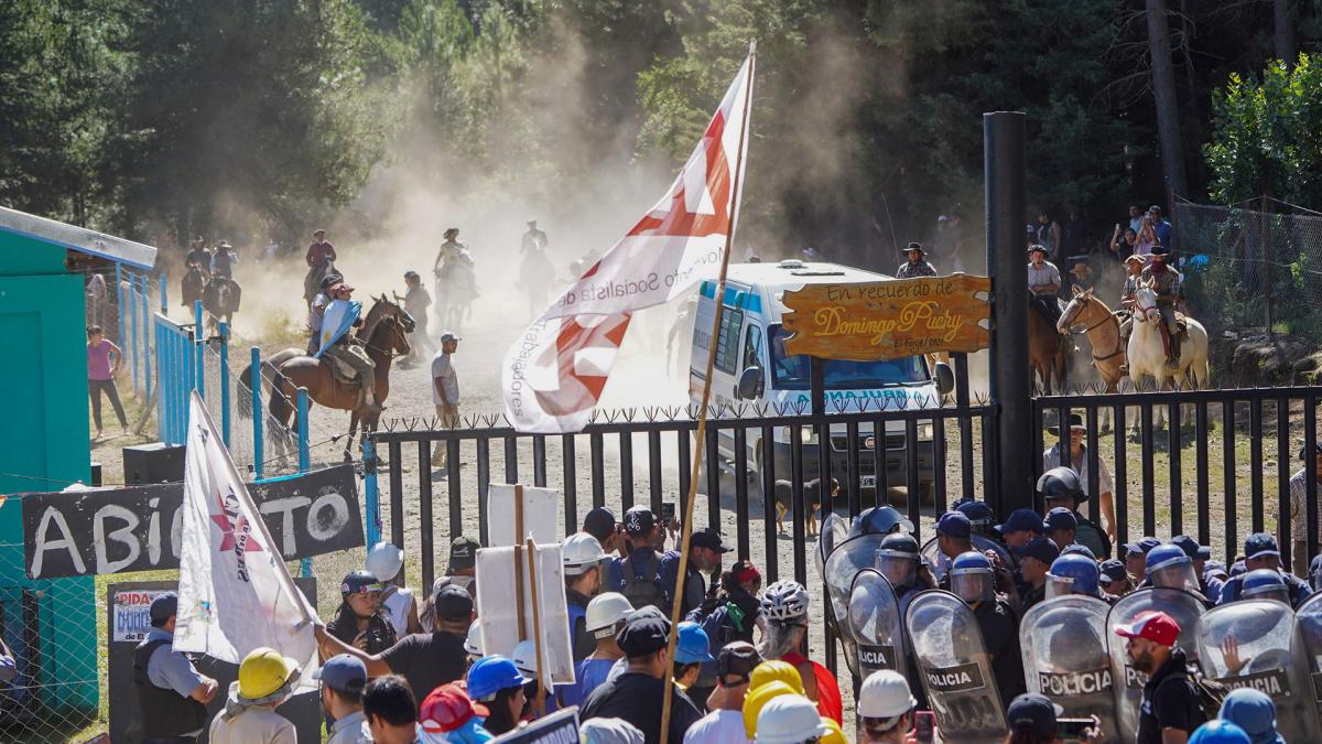 Incidentes en la marcha por Lago Escondido Foto Pepe Mateos