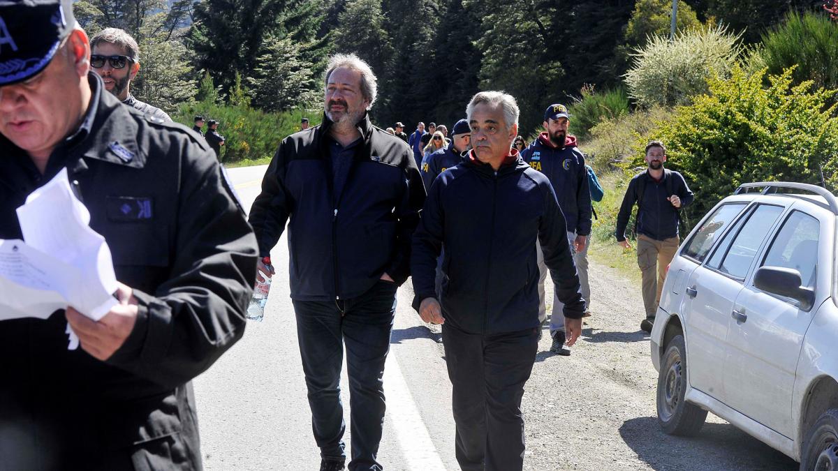 Los jueces del Tribunal Alejandro Silva Simn Bracco y Pablo Diaz Lacava ingresaron al predio a las 1120 Foto Alejandra Bartoliche