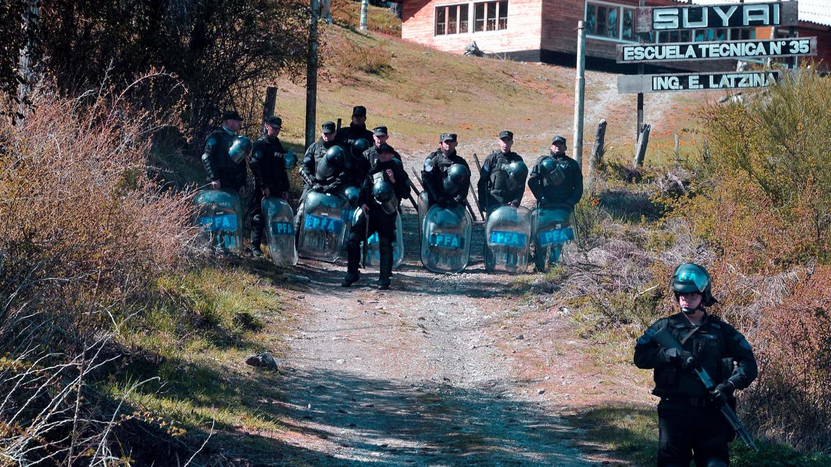 La inspeccin ocular para determinar las circunstancias de la muerte del joven contaron con un fuerte control de Gendarmera y Prefectura Foto Alejandra Bartoliche