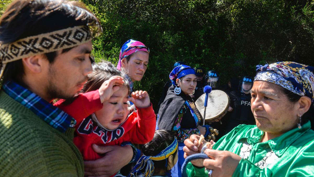 Miembros de la comunidad mapuche tras una serie de discusiones violentas lograron participar en las pericias Foto Alejandra Bartoliche