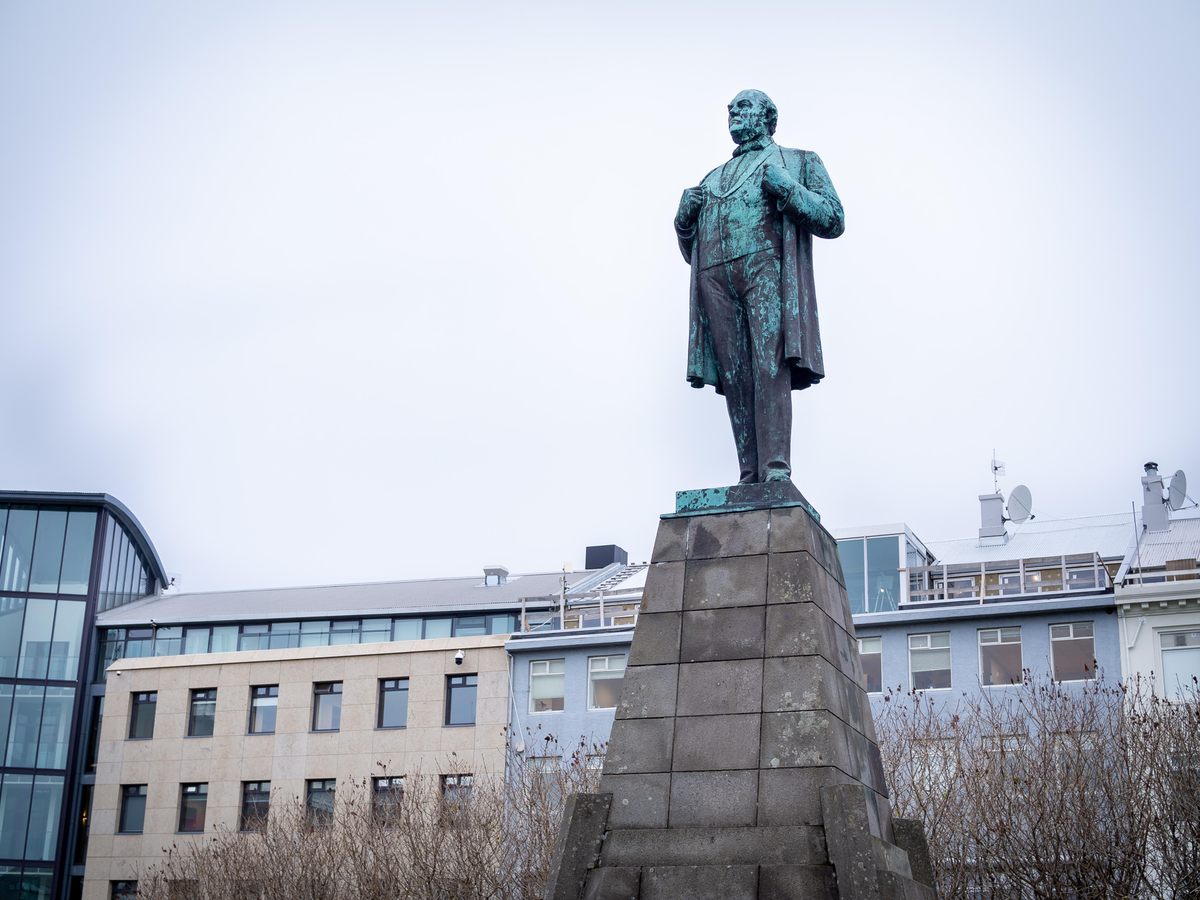 A menudo se ha colocado un palo de nada en la mano de la estatua de Jón Sigurðsson en la plaza Austurvöllur.