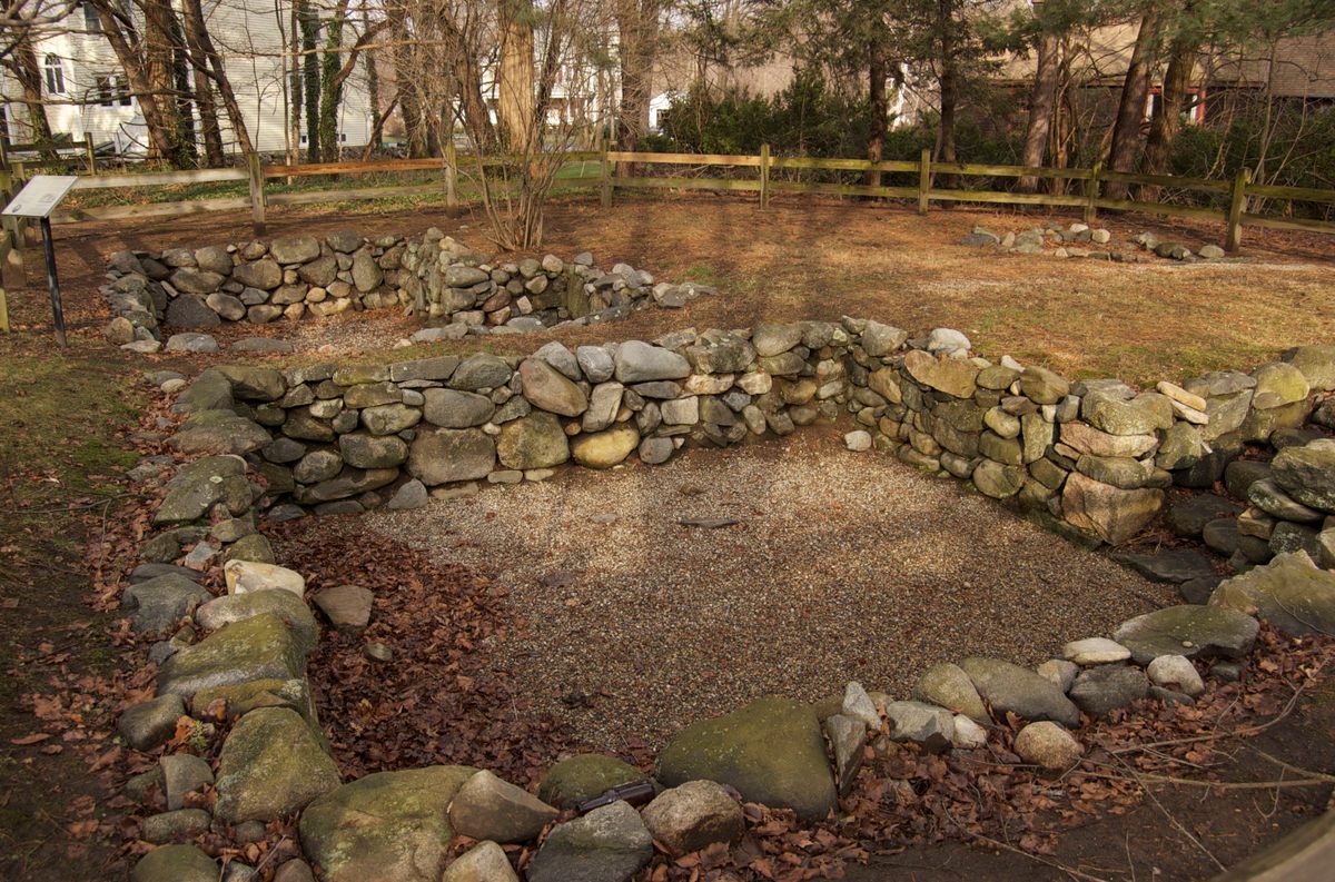 Hoy en día, esto es todo lo que queda de la casa parroquial de Salem Village, la zona cero de los juicios de brujas donde vivieron Abigail Williams, Betty Parris, el reverendo Samuel Parris y Tituba.