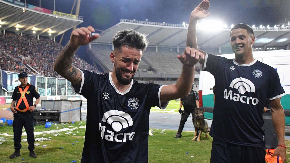 Los festejos por el ltimo ascenso a primera del equipo mendocino Foto Laura Lescano 