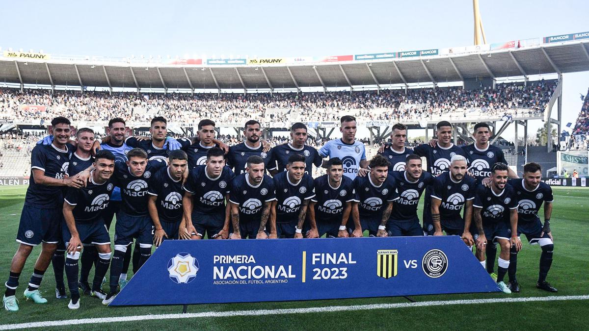 El equipo de Independiente Rivadavia campen de la Primera Nacional Foto Laura Lescano