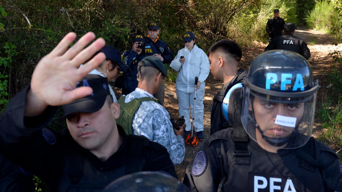 Peritos de la Polica Federal trabajan en el lugar donde fue asesinado el joven Rafael Nahuel Foto Alejandra Bartoliche