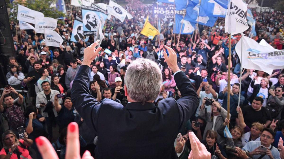 Rossi saluda a la multitud reunida frente al Monumento a la Bandera por el Da de la Lealtad y el cierre de campaa Foto Twitter RossiAgustinO