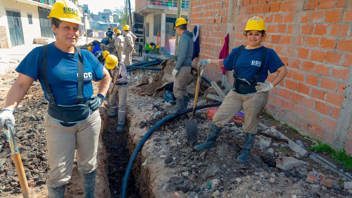 Mujeres trabajando en las obras Foto Prensa