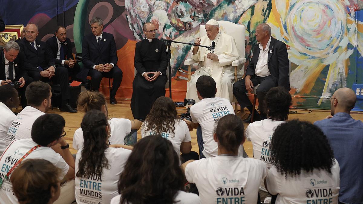 Francisco se reunin con jvenes de las Scholas en su viaje a Portugal Foto AFP 