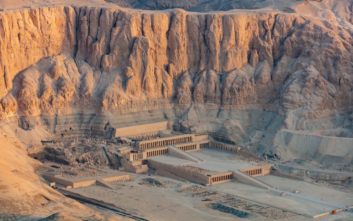 Un alijo de momias reales encontrado en un templo mortuorio en Deir el-Bahri incluía una perteneciente a un joven que había sido mal preparado.  Las pruebas de ADN revelaron que probablemente se trate de los restos del deshonrado Príncipe Pentawere.