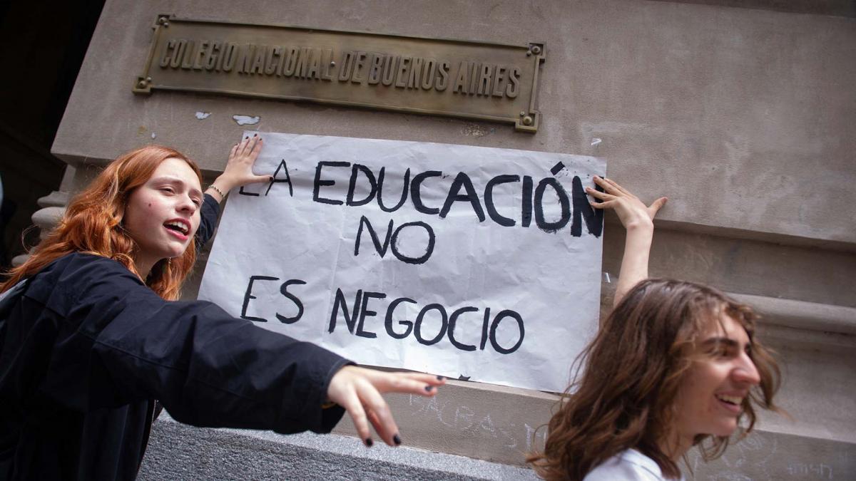 Creemos que la educacin pblica es importantsima para la Patria y no podemos dejar que este tipo de propuestas que plantea Javier Milei sigan avanzando plantearon los estudiantes Foto Lara Sartor