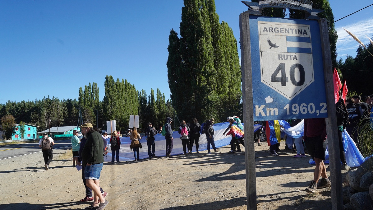 Una de las marchas por Lago Escondido Foto Pepe Mateos 