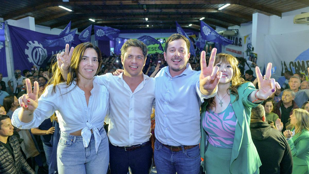 El gobernador bonaerense Axel Kicillof junto al postulante a intendente de Campana Alejo Sarna encabezaron un acto de campaa en esa localidad Foto XKicillofok