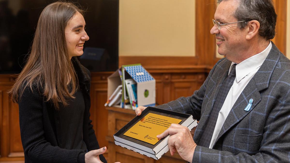 Candela Beln Francisco Guecamburu en la foto junto al ministro de Cultura Tristn Bauer dio el golpe en el mundial juvenil de ajedrez Foto Prensa Ministerio de Cutura