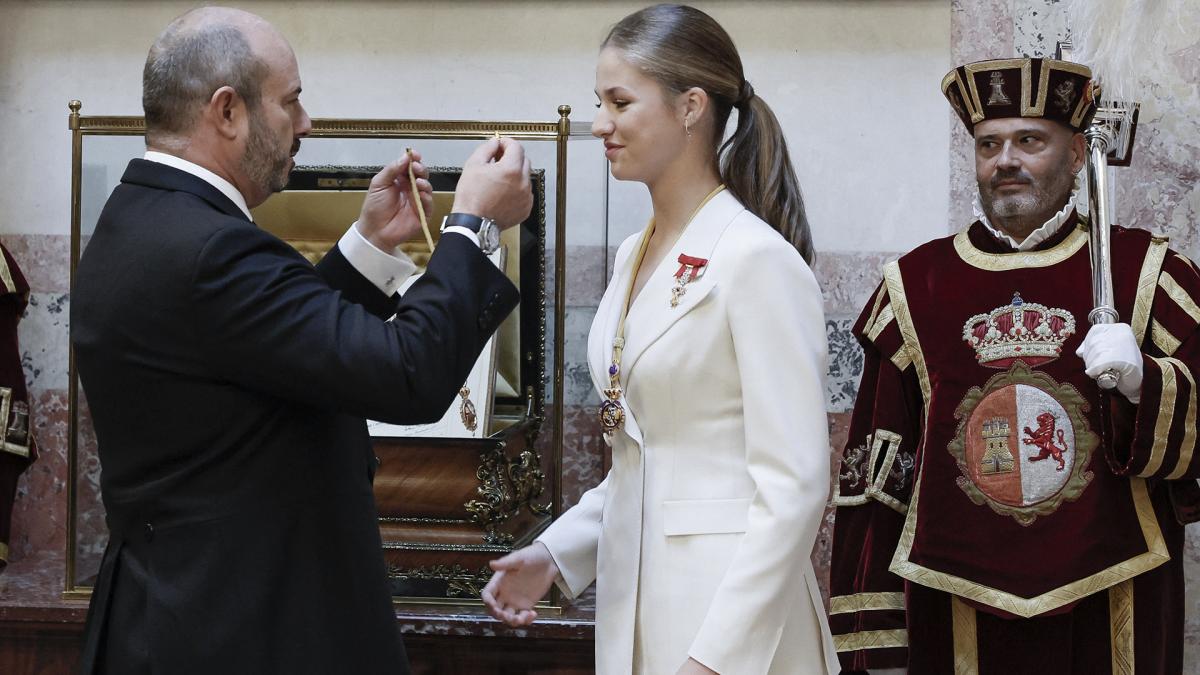 En Espaa una monarqua parlamentaria la Constitucin establece que el varn tiene preferencia para heredar la Corona pero Leonor no tiene hermanos varones Foto AFP