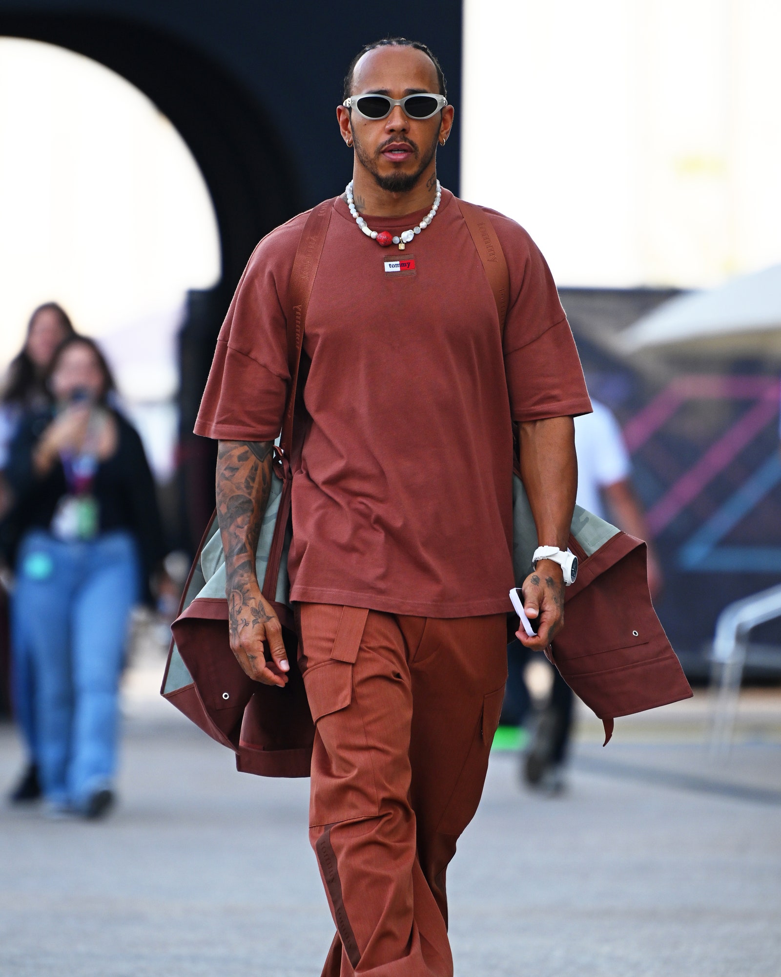 Lewis Hamilton de Gran Bretaña y Mercedes caminan por el Paddock durante los avances previos al Gran Premio de F1 de Qatar