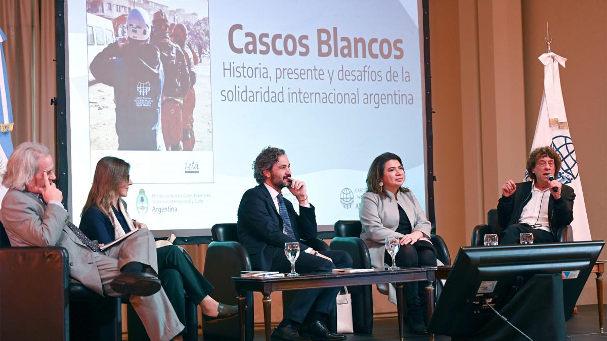 El canciller Santiago Cafiero present un libro que relata los 30 aos de labor de los Cascos Blancos Foto Leo Vaca