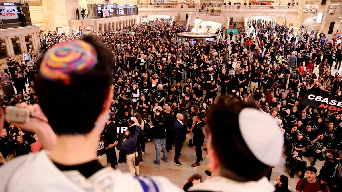 Nueva York miembros de la colectividad juda que reclamaban por los civiles en Gaza fueron duramente reprimidos Foto AFP