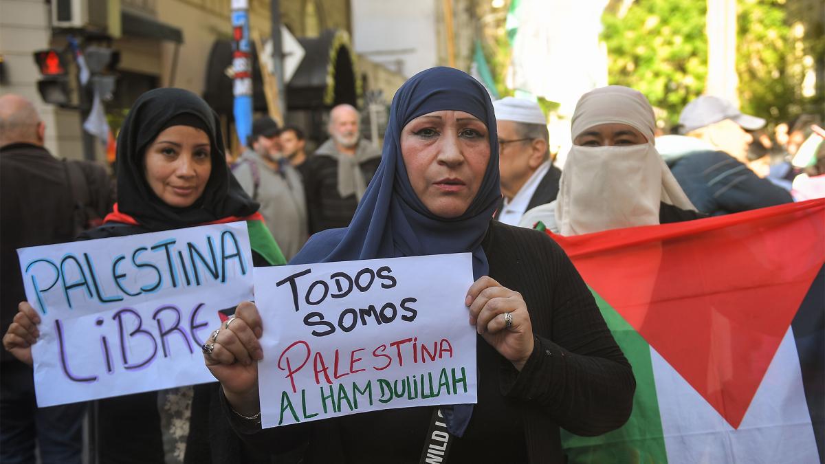 Manifestantes frente a la Embajada palestina Foto Victor Carreiras