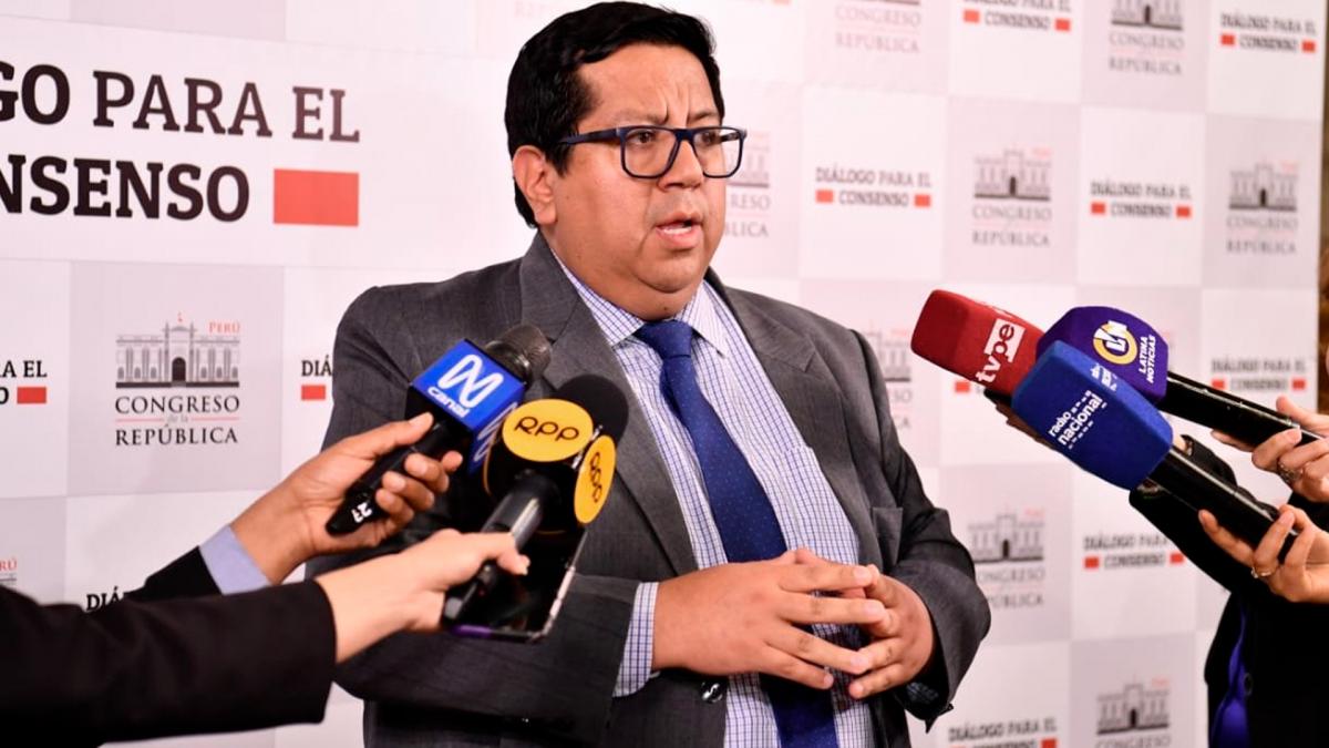 El ministro de Economa Alex Contreras en medio de la tormenta