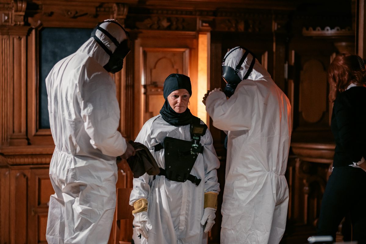 Vicki Bååth, en la foto, y Helge Branscheidt vestían trajes protectores blancos y estaban equipados con cámaras y sensores para medir su miedo. 