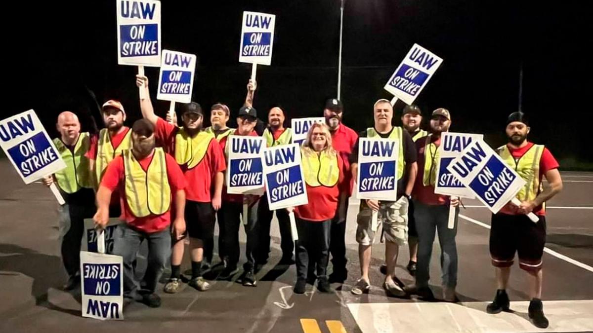 Los trabajadores demandan a los tres grandes del sector en Estados Unidos GM Ford y Stellantis Foto UAW