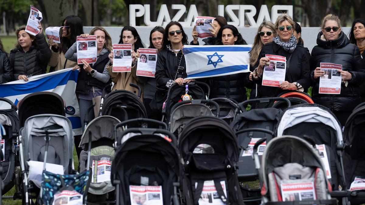 Cada carrito vaco lleva la foto de un nio que hoy est desaparecido Foto Victoria Gesualdi