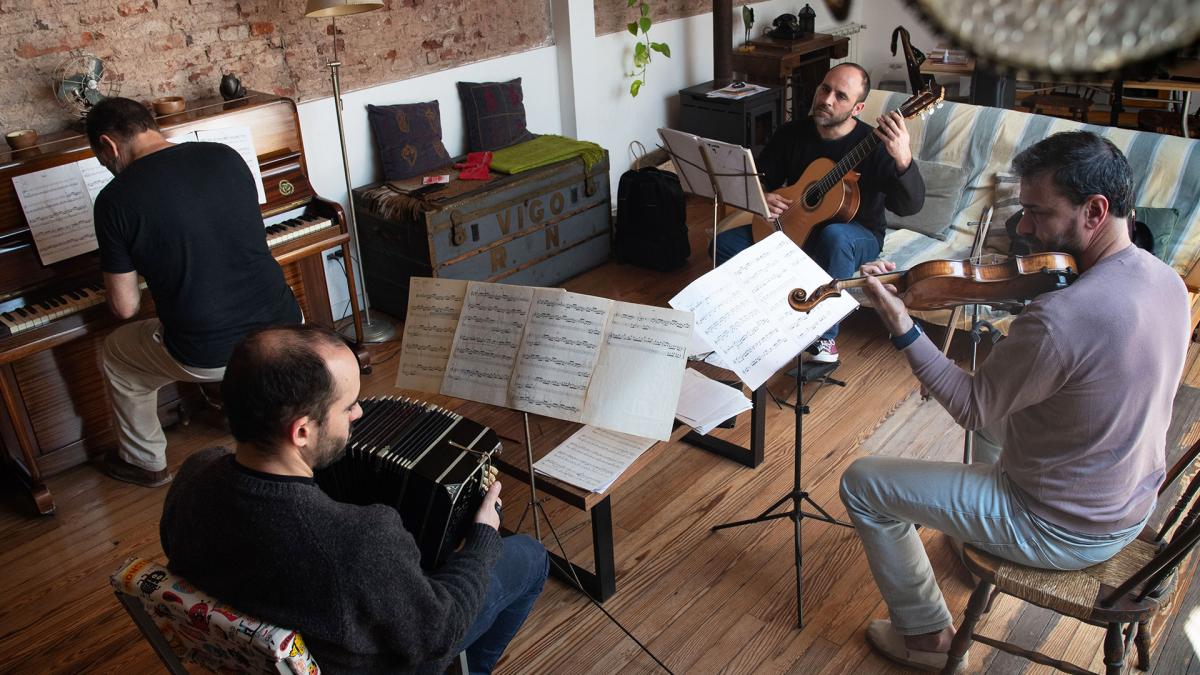 El grupo en plenop ensayo Foto Camila Godoy