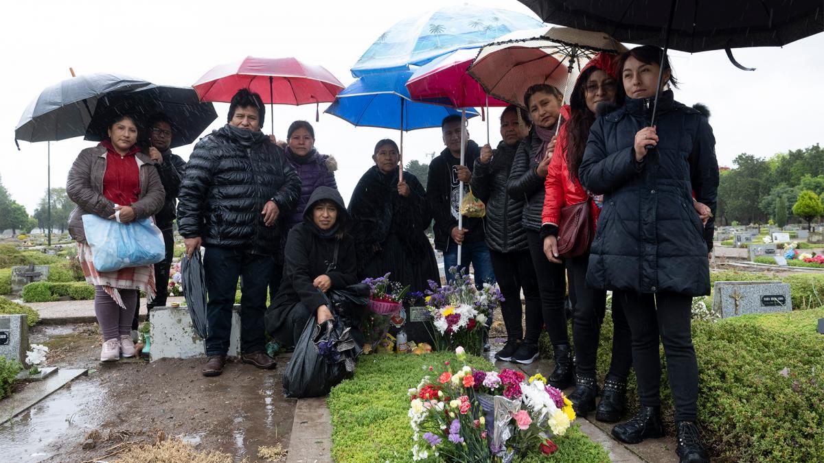 El da 2 asisten a los cementerios donde se trasladan las ofrendas para despedir a los ajaius espritus Foto Victoria Gesualdi