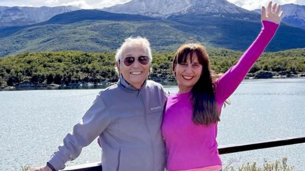 La escritora junto a su padre con quien comparti la investigacin Foto gentileza Adriana Lerman