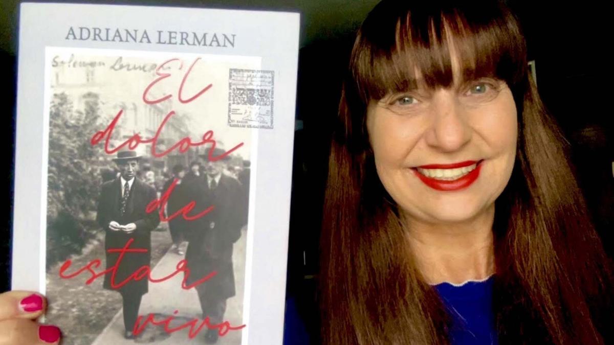 La autora con su libro Foto gentileza Adriana Lerman