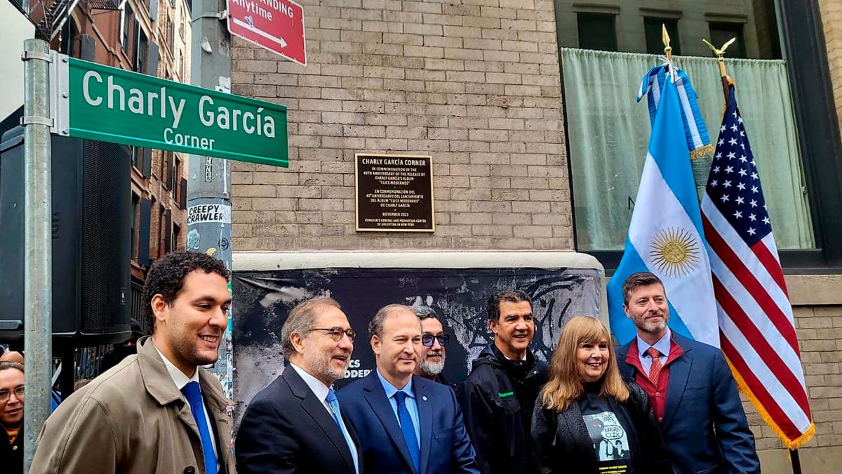 Los funcionarios argentinos en la Charly Garca Corner en el lmite entre los barrios de Tribeca y el Soho Prensa Cancillera