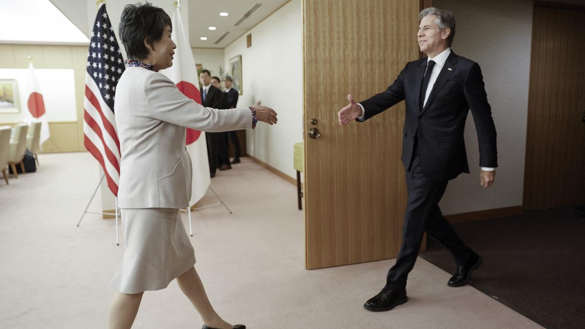 El secretario de Estado estadounidense Antony Blinken junto a la ministra de Exteriores de Japn Yoko Kamikawa Foto AFP