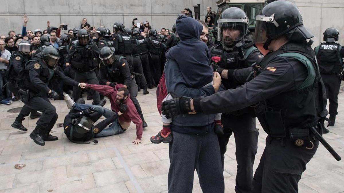 La intervencin de las fuerzas armadas fue proporcional los disturbios que protagonizaron los catalanes condenados al intentar superar un cordn policial Foto Amnista Internacional