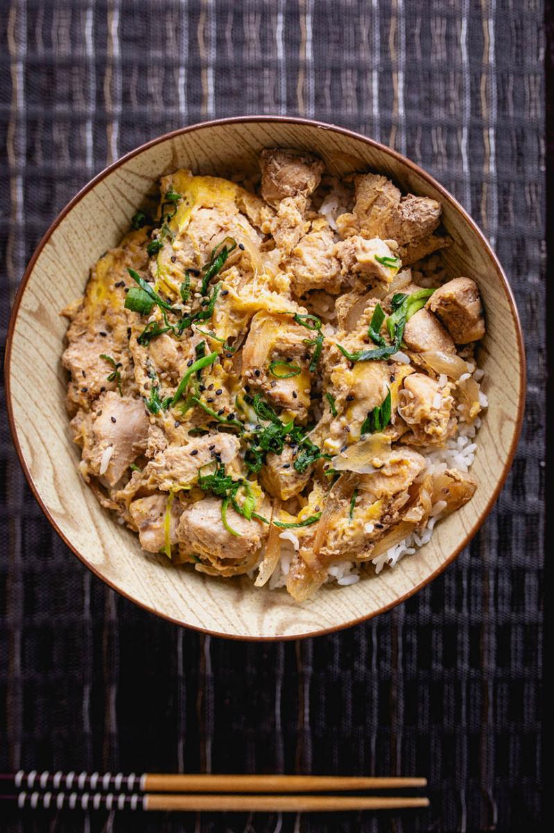 Oyakodon pollo y huevo cocidos en una salsa agridulce Foto Gentileza Club Gastro Japo 