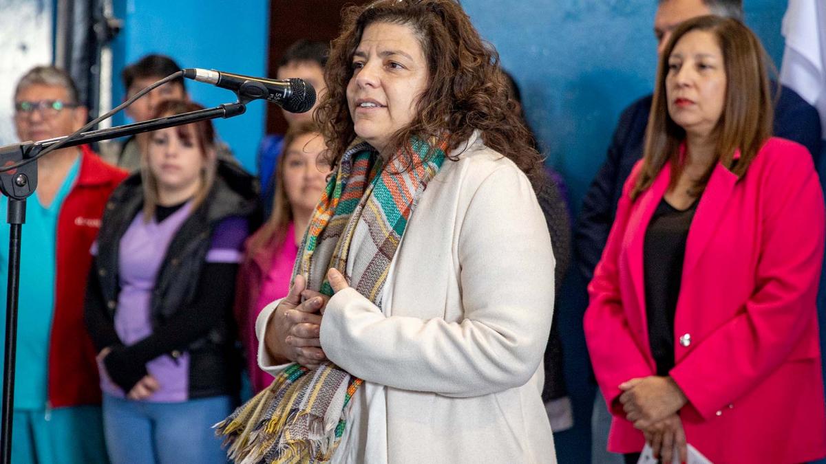 Vizzotti particip junto con la gobernadora de Ro Negro Arabela Carreras y el intendente de Bariloche Gustavo Genusso del descubrimiento de una placa en homenaje a los trabajadores sanitarios Foto Eugenia Neme