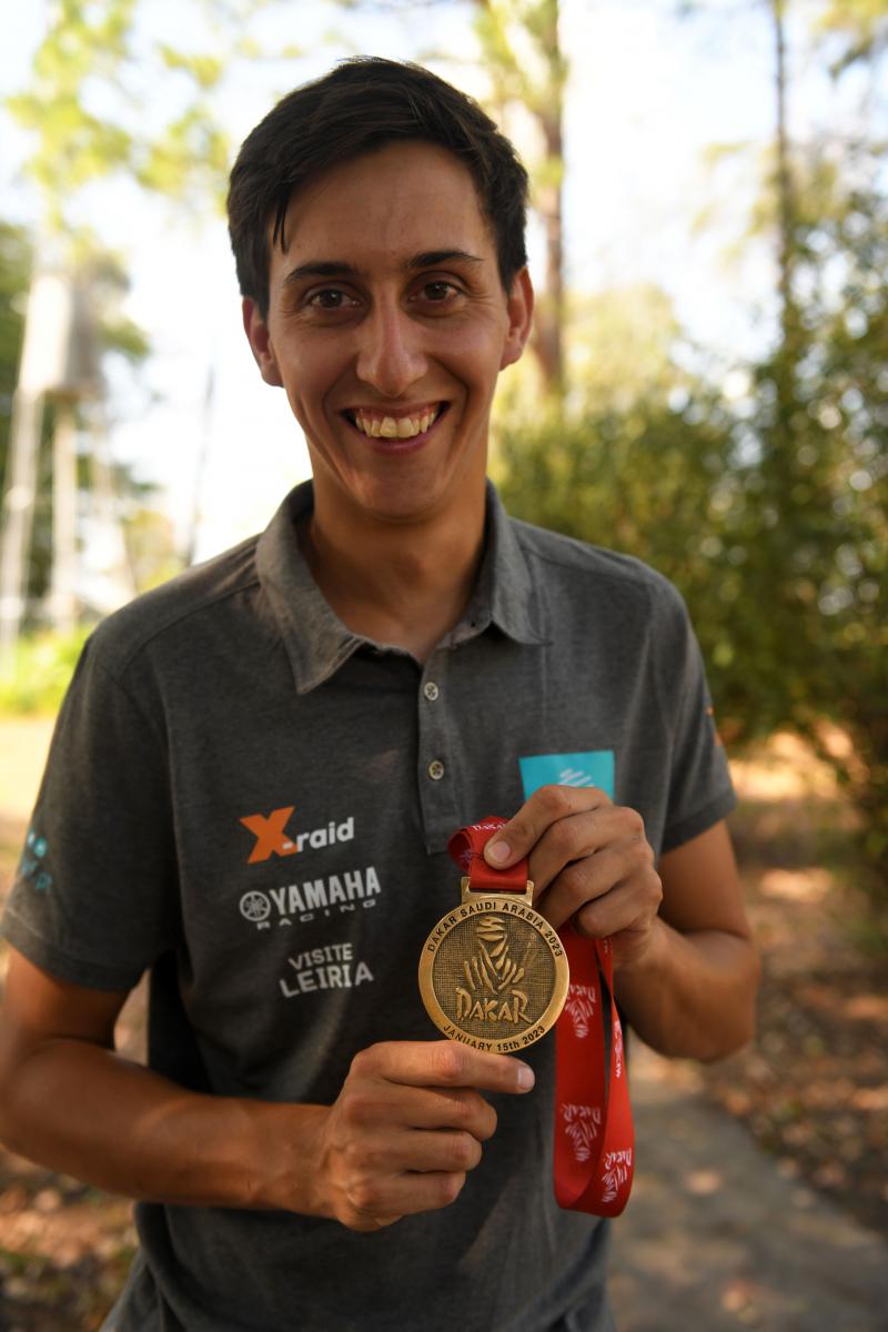 Sanz con la medalla de la finalizacin del Rally Dakar 2023 Foto Enrique Garcia Medina Archivo