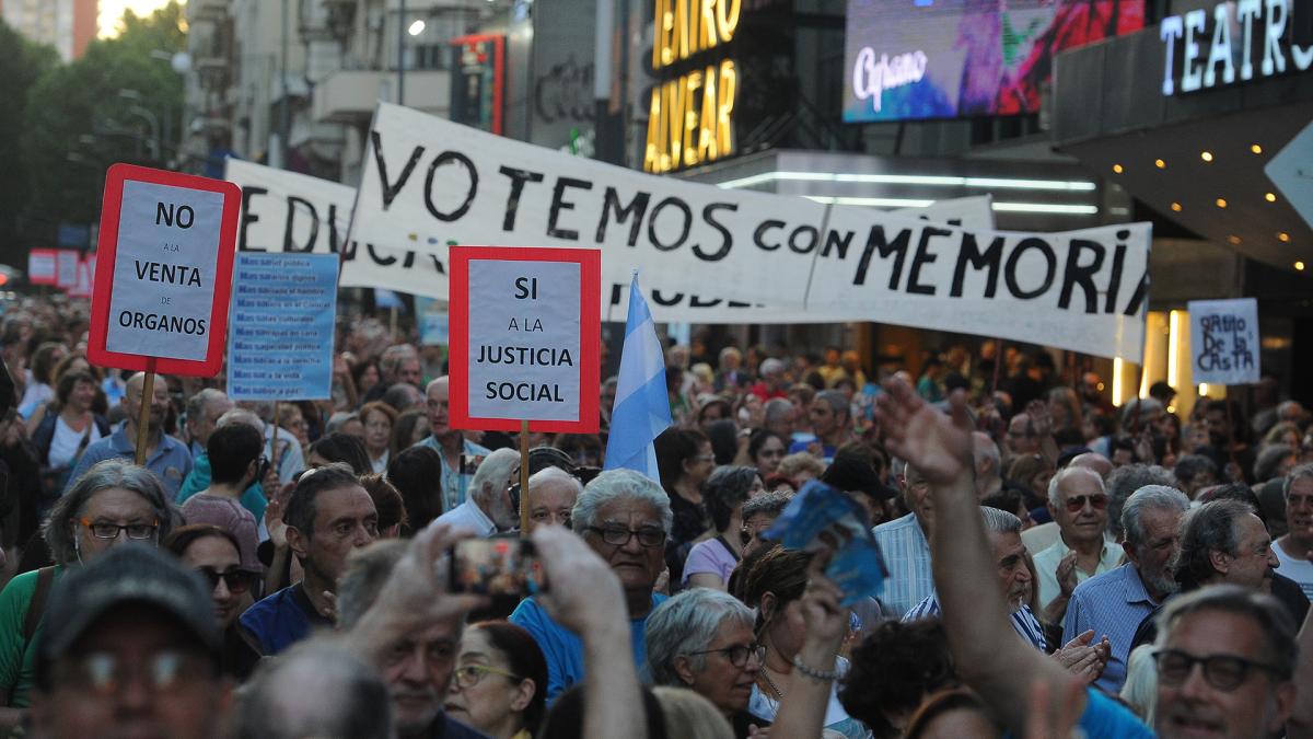 Abrazamos la democracia o estamos en el horno expresaron en la convocatoria Foto Fernando Gens