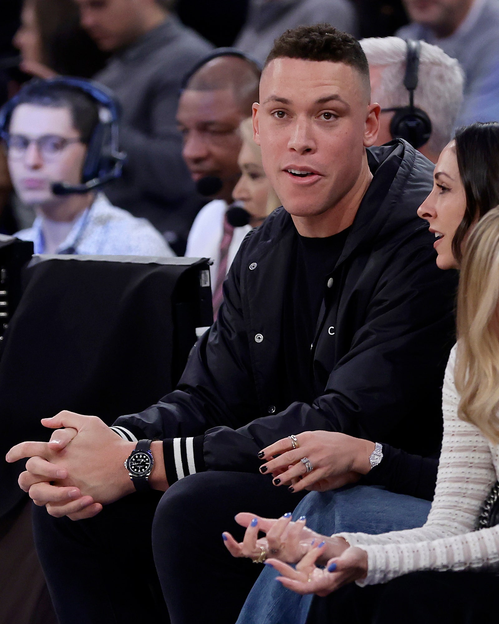 Aaron Judge de los New York Yankees asiste a un partido entre los New York Knicks y los Boston Celtics