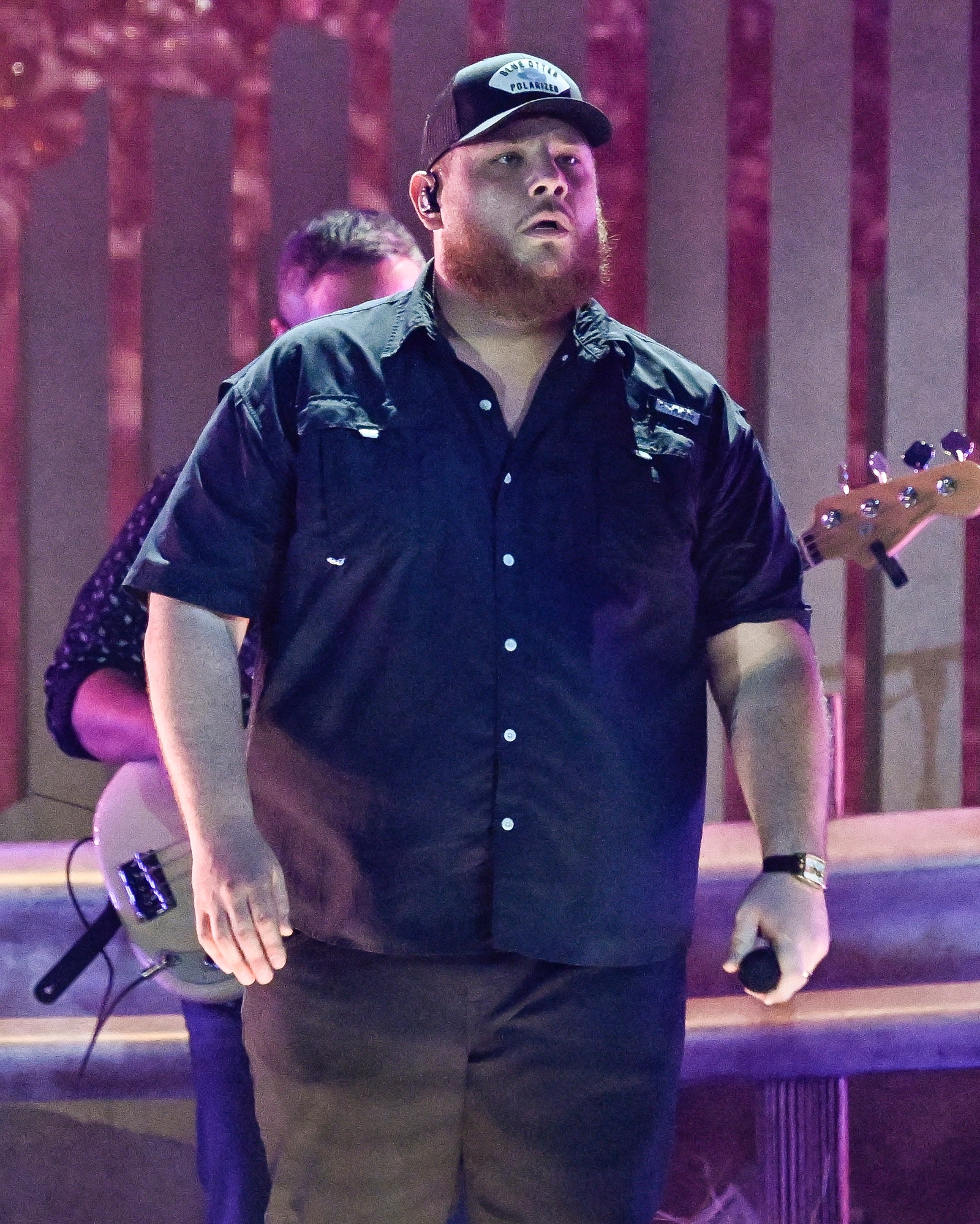 Luke Combs actúa en el escenario durante la 57ª edición de los premios CMA