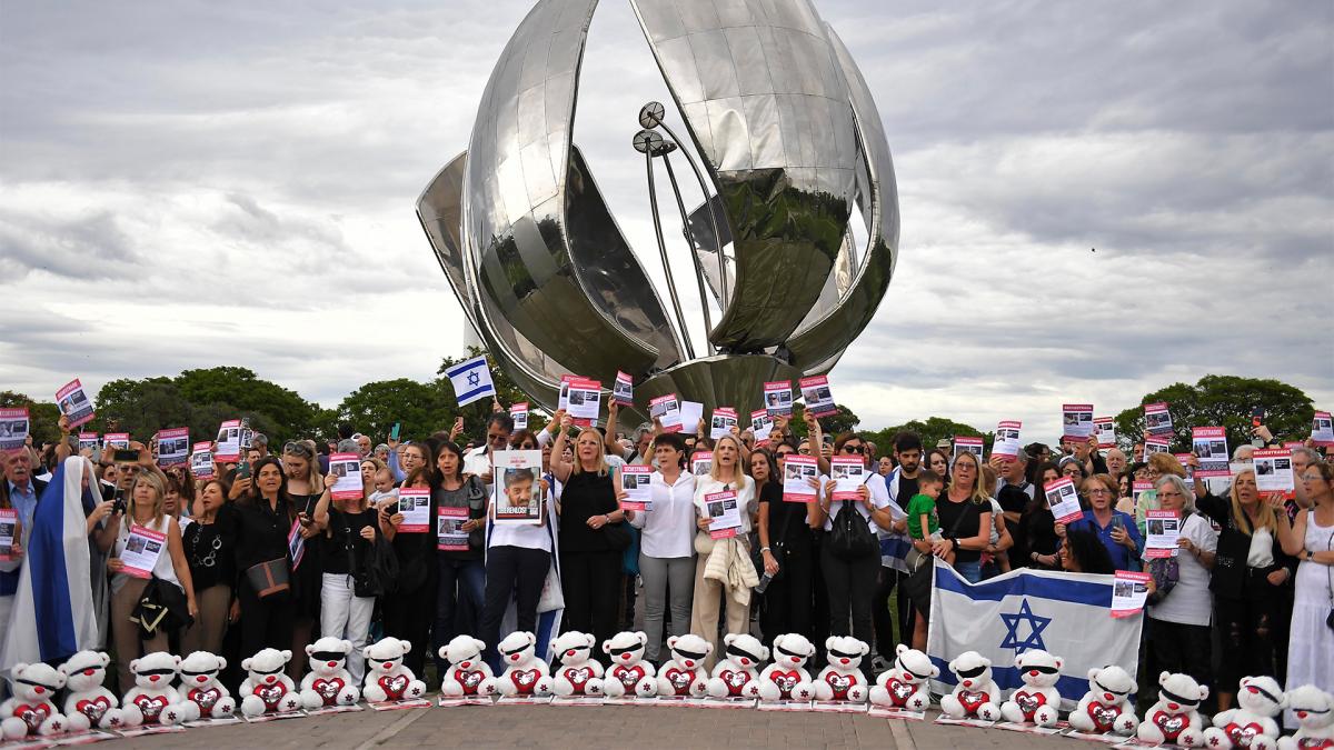 En ronda y frente a la Floralis Genrica los presentes hicieron un minuto de silencio Foto Fernando Gens